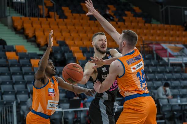 的后防线异 的后防线异